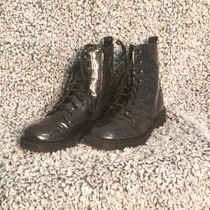 I'm selling these boots